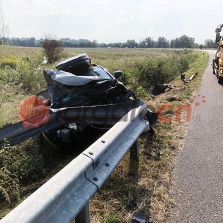 Auto contro guardrail sulla tangenziale di Mondovì