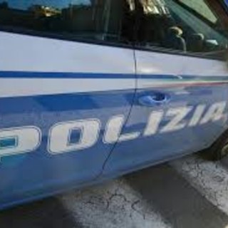 Polizia a sirene spiegate nel centro di Cuneo, chiamata da una giovane donna in difficoltà