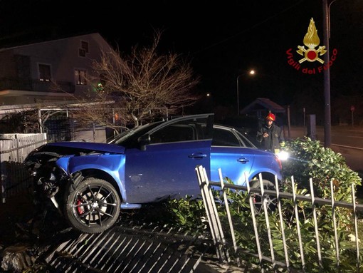 Auto esce fuori strada e carambola nel parcheggio del Gilda a Chiusa di Pesio, due feriti lievi