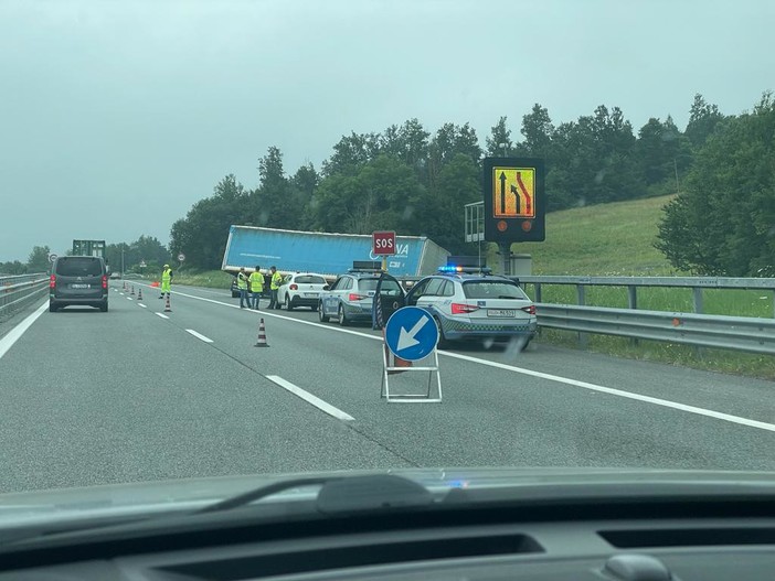 Mezzo pesante fuori strada sull’A6 all’altezza di Ceva, interviene la Polizia Stradale