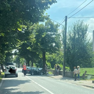 Incidente in centro a Bagnasco, auto perde il controllo e finisce contro un albero