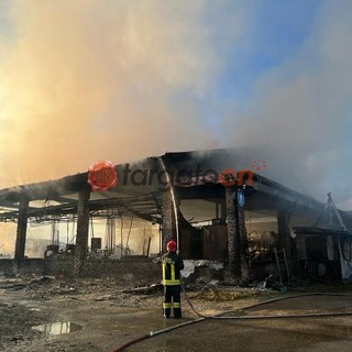 Maxi incendio al caseificio Moris di Caraglio: distrutti laboratorio di produzione e locali di vendita,  salve le stalle con oltre mille capi [FOTO E VIDEO]