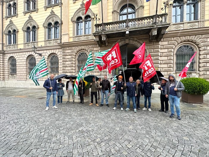 Ispettori del lavoro scioperano e manifestano davanti alla Prefettura di Cuneo
