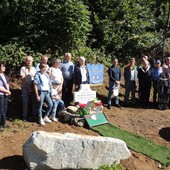 Posata la nuova croce in ricordo del partigiano Matteo Michelis a Roccaforte Mondovì [FOTO]