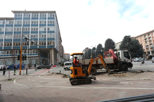 Iniziati i lavori davanti all'ex Bre, previsti sei mesi di cantiere: &quot;Diventerà un angolo di socialità smart per ciclisti e pedoni&quot; [FOTO]