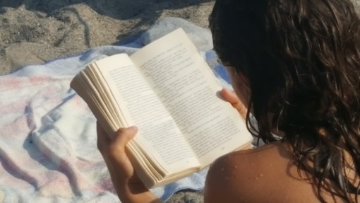 Buon Ferragosto dal Caffè Letterario di Bra con “Donne che leggono libri proibiti” di Lisi Harrison