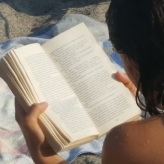 Buon Ferragosto dal Caffè Letterario di Bra con “Donne che leggono libri proibiti” di Lisi Harrison