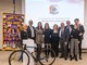 La ciclista Matilde Vitillo con i soci del Lions Club Bra