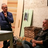 Da sinistra Antonio Lattarulo, organizzatore e presentatore della serata, con lo scrittore Franco Racca in un intenso momento di ascolto e narrazione