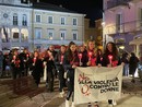 Violenza sulle donne, Mondovì dice no all'indifferenza con una fiaccolata e un autobus rosso insieme a studenti e associazioni [FOTO E VIDEO]