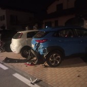 Urta quattro vetture parcheggiate a San Rocco di Bernezzo, scappa ma lascia troppe tracce