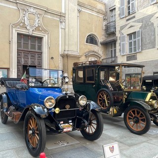 Le &quot;Vecchie signore&quot; invadono il centro storico di Breo per Mondovì e Motori [FOTO]