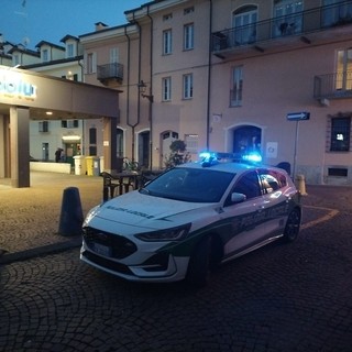 Atti contro la pubblica decenza e persone che consumano alcolici: Polizia locale in piazza Boves a Cuneo