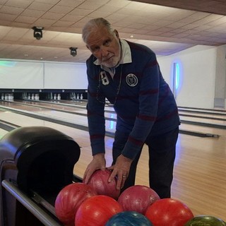 L'ex sindaco di Borgo San Dalmazzo Marco Borgogno si allena a bowling