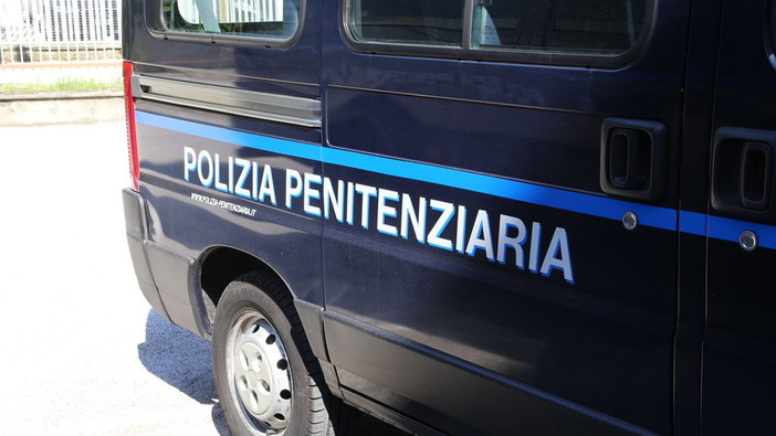 Rivolta nel carcere di Cuneo: due detenuti si ribellano e sfasciano la sezione con le gambe di un tavolo