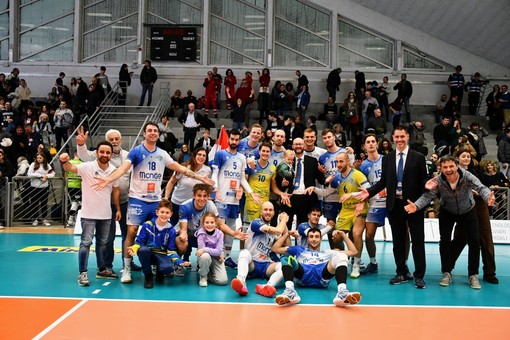 La gioia di giocatori e staff del Volley Savigliano dopo la vittoria di Acqui Terme