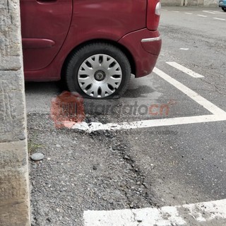 Vandali in azione a Dronero: nove autovetture con le gomme tagliate in piazza San Rocco