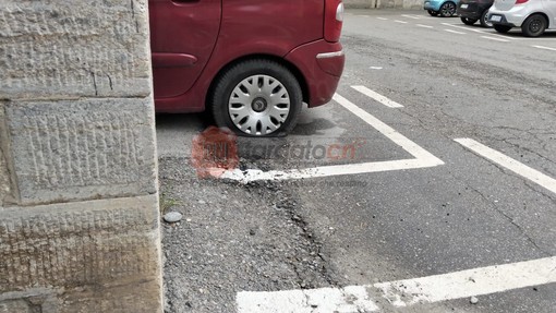 Vandali in azione a Dronero: nove autovetture con le gomme tagliate in piazza San Rocco