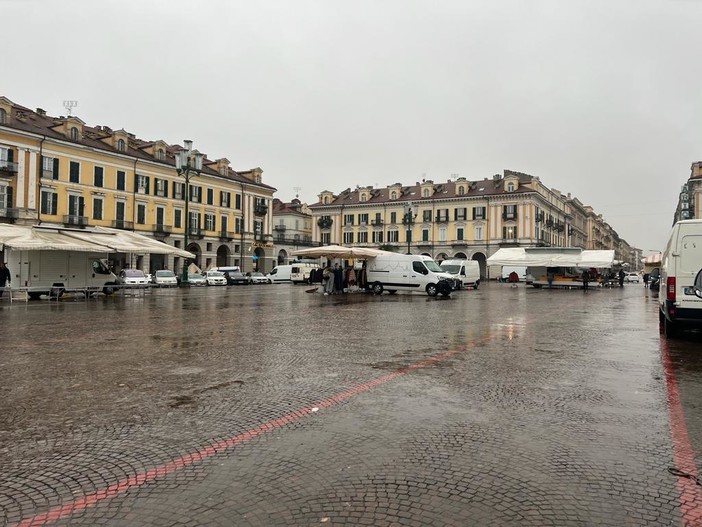 La pioggia torrenziale &quot;cancella&quot; il mercato del martedì a Cuneo