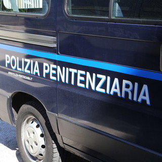 Rivolta nel carcere di Cuneo: due detenuti si ribellano e sfasciano la sezione con le gambe di un tavolo