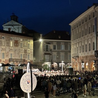 L'incanto della note dell'Orchestra Giovanile Provinciale a Mondovì in piazza Maggiore [FOTO]