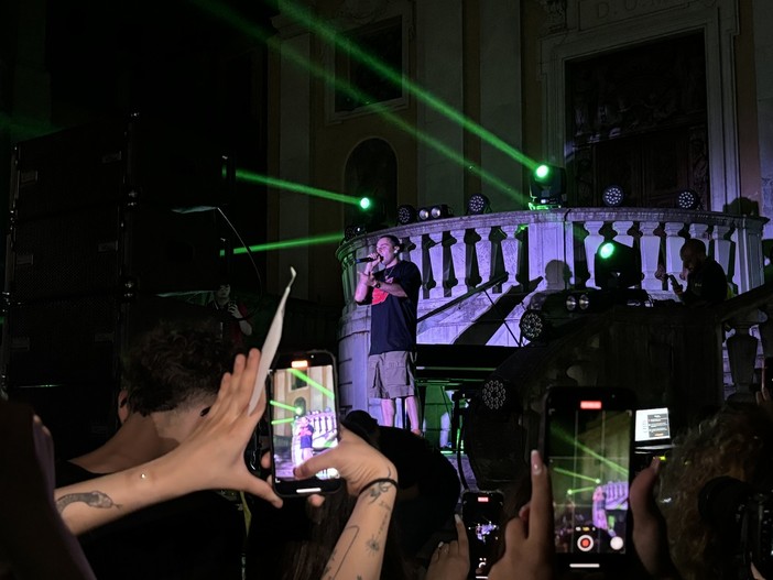 Oltre mille persone a Mondovì per l'esibizione di Ernia, rapper di &quot;Supeclassico&quot;  [FOTO E VIDEO]