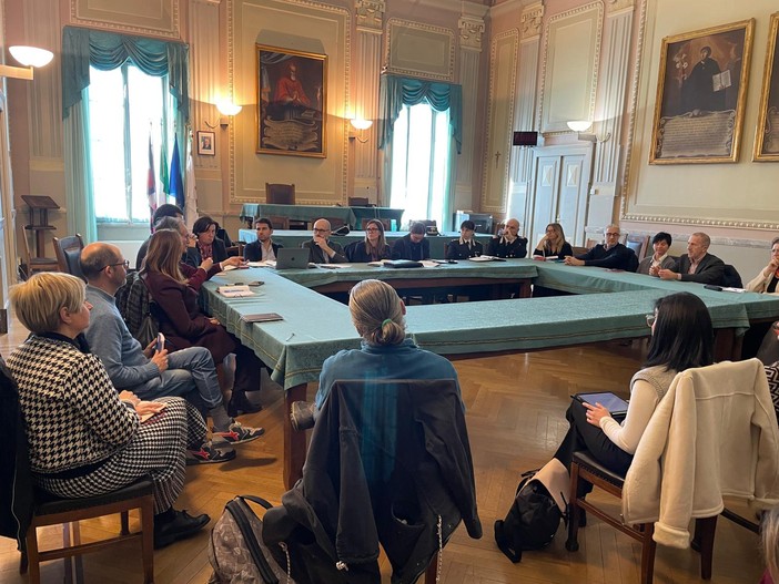 Studente aggredito a Mondovì, in municipio vertice tra Comune, associazioni, docenti e forze dell'ordine: &quot;Serve fare rete per contrastare la violenza tra i giovani&quot;