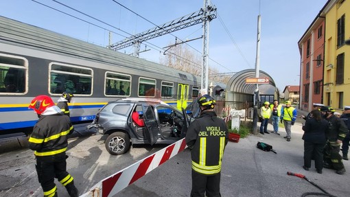 Bloccati con l’auto nel passaggio a livello: il treno li travolge, salvi per miracolo