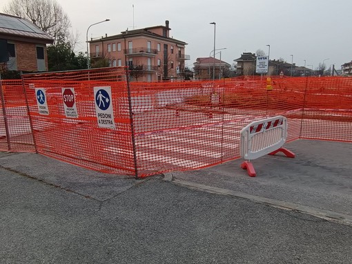 Mondovì, cede manto stradale in via Manzoni: chiuso un tratto di strada