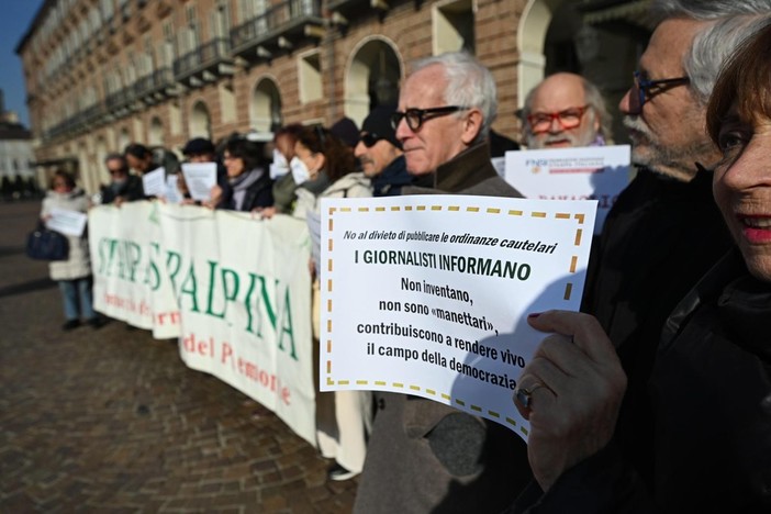 Legge Bavaglio, i giornalisti piemontesi manifestano sotto la Prefettura di Torino