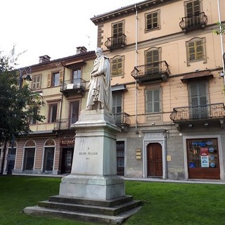 Il monumento di Silvio Pellico in piazza Vineis