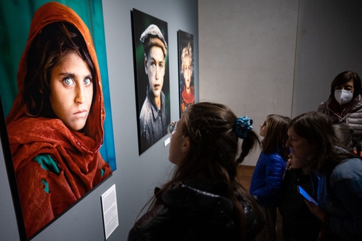 Apertura straordinaria della mostra “Steve McCurry&quot; al Filatoio di Caraglio per la Giornata contro la violenza sulle donne