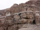 Il Monte della Tentazione, che sovrasta il deserto della Giudea, è secondo la tradizione la montagna su cui Gesù venne tentato dal diavolo durante il suo digiuno di 40 giorni. Costruito sulla sua ripida parete rocciosa c’è il monastero greco-ortodosso della Tentazione di Gesù