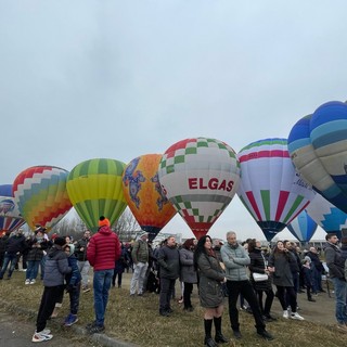 In tanti a Mondovì per godersi lo spettacolo delle mongolfiere nonostante il maltempo [FOTO]