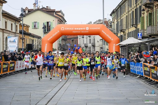 La partenza della Mezza del Marchesato tra i frutteti del Monviso ( edizione 2024)