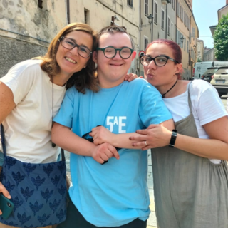 Matteo dopo l'orale di maturità con Valentina Bellizzi (docente) e Francesca Barale (assistente all'autonomia)