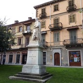 Il monumento di Silvio Pellico in piazza Vineis