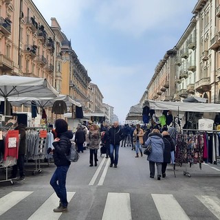 Mercato del martedì grasso a Cuneo: banchi in corso Nizza [FOTO]