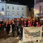 Violenza sulle donne, Mondovì dice no all'indifferenza con una fiaccolata e un autobus rosso insieme a studenti e associazioni [FOTO E VIDEO]