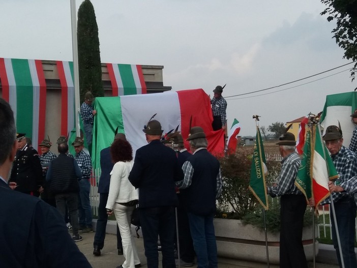 Scarnafigi, inaugurato il nuovo monumento degli alpini