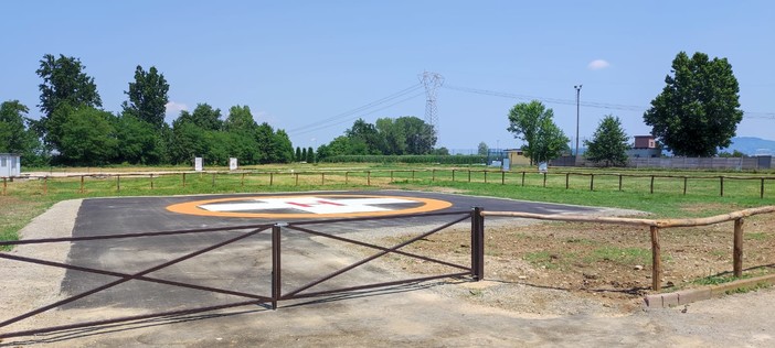 La pista di atterraggio dell'elisoccorso a Narzole di giorno e di notte