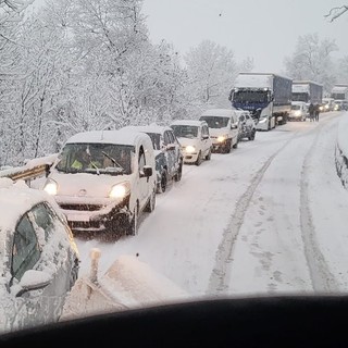 Neve sul colle della Maddalena, mezzo pesante paralizza il traffico in valle Stura