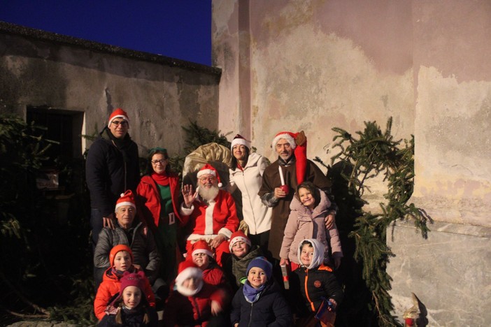 Emozioni a Priola per il concerto della scuola primaria con gli auguri di buon Natale a tutta la cittadinanza