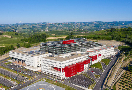 Una veduta dell'ospedale di Verduno. In primo piano la pista di atterraggio attiva presso l'ingresso &quot;Santa Vittoria&quot;