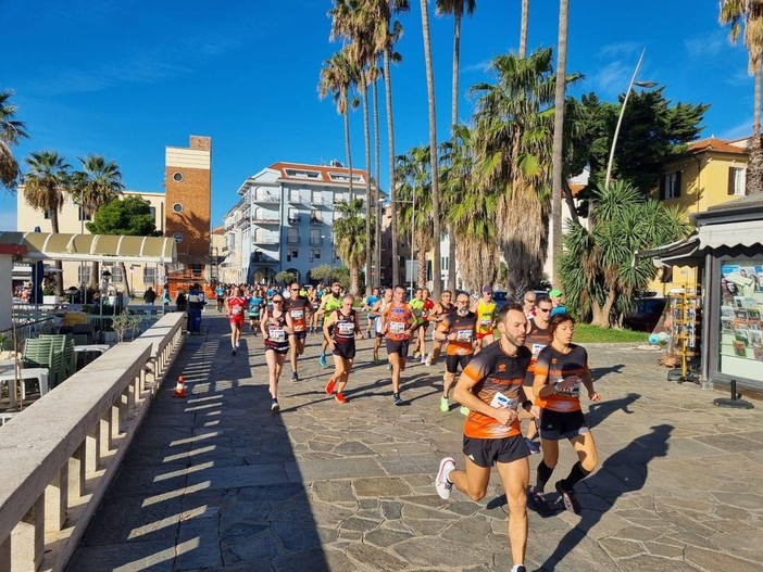 Tra sole, mare e corsa: grande partecipazione a OliOliva Run la corsa organizzata dal Marathon Club [FOTO]