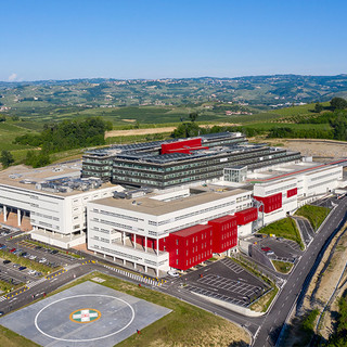 Una veduta dell'ospedale di Verduno. In primo piano la pista di atterraggio attiva presso l'ingresso &quot;Santa Vittoria&quot;