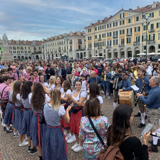 Il “Paulaner Oktoberfest Cuneo” 2024 si apre con la parata inaugurale in via Roma