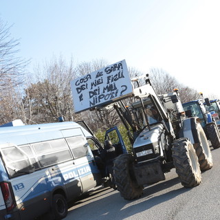 Manifestazione dei lavoratori del comparto agricolo a Cuneo: divieti in corso Nizza e piazza Galimberti