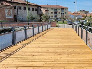 La passerella è stata realizzata in legno