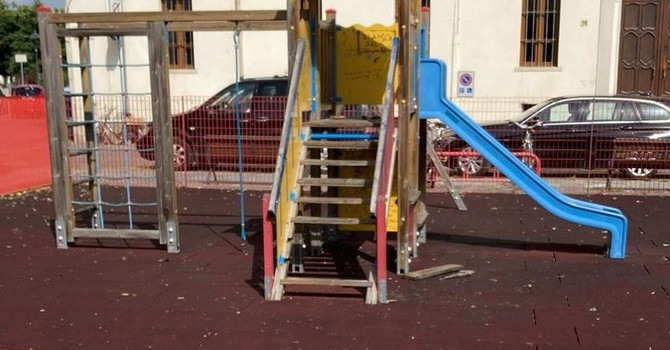 A Cuneo parco giochi chiuso da tempo, degrado e sporcizia nella piazzetta di largo Caraglio